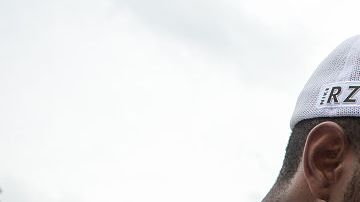 Rosario Reyes, una madre indocumentada de El Salvador, reacciona a las noticias sobre la decisión del Tribunal Supremo de bloquear el plan de inmigración de Obama, lo que habría protegido a millones de inmigrantes de la deportación.