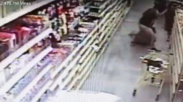 Captura de pantalla del video muestra el momento en que el hombre agarra a la niña en una tienda de Hernando, en Florida.