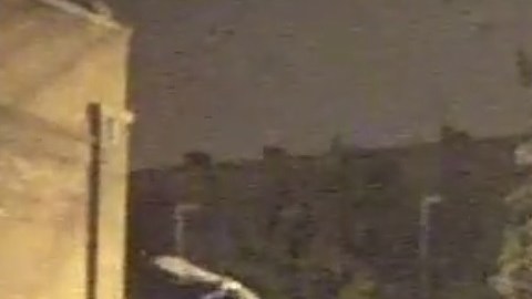 Imagen de un video que muestra lo sucedido el 30 de abril de 2012 cuando policías dispararon contra durante un incidente con sospechosos de robo en Chicago.
