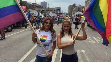 Tal como lo prometió, madre e hija estuvieron en la parada gay de Chicago.