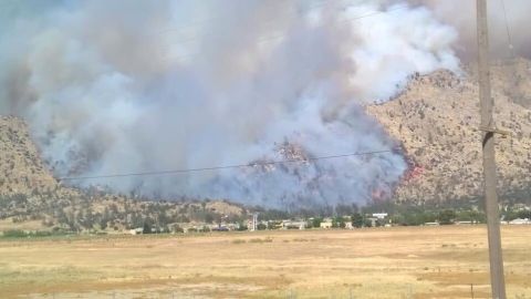 El incendio cerca de Lake Isabella arrasó unas 80 viviendas en horas.