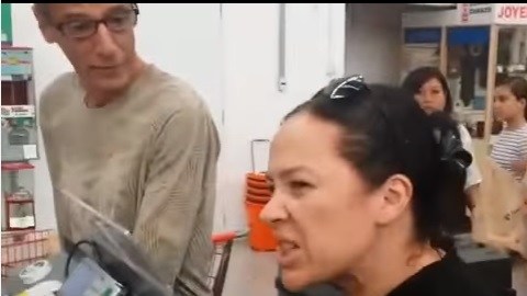 Mujer insulta a cajera de supermercado en la Ciudad de México.