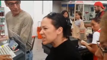 Mujer insulta a cajera de supermercado en la Ciudad de México.