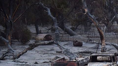 El incendio a destruido al menos 150 hogares y grandes extensiones de tierra a lo largo de unas estimadas 56 millas cuadradas durante varios días.