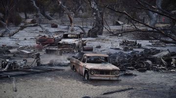 El incendio a destruido al menos 150 hogares y grandes extensiones de tierra a lo largo de unas estimadas 56 millas cuadradas durante varios días.
