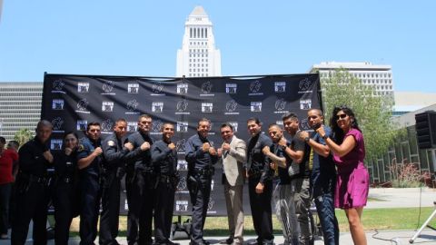 Policías, boxeadores y Óscar de la Hoya unen fuerzas para ayudar a la Fundación Susan G. Komen.