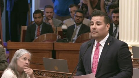 El senador Ricardo Lara, de Bell Gardens, el primer senador abiertamente gay en la legislatura de California reacciona ante la masacre de Orlando.