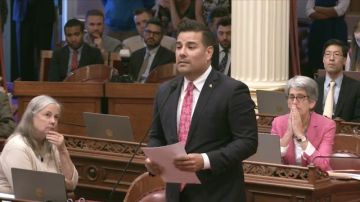 El senador Ricardo Lara, de Bell Gardens, el primer senador abiertamente gay en la legislatura de California reacciona ante la masacre de Orlando.