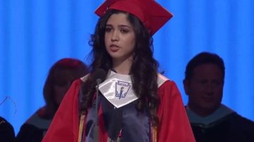 Larissa Martinez durante su discurso de graduación.