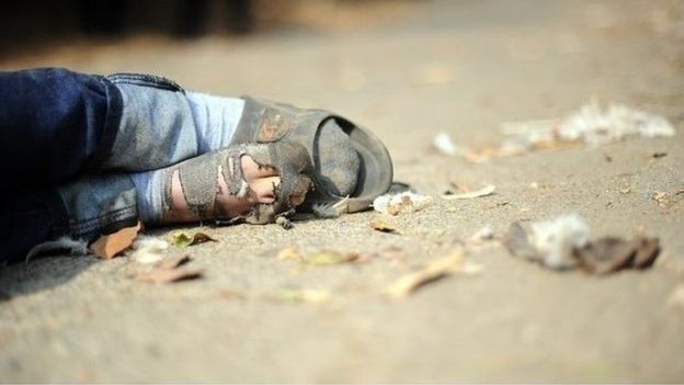 En esta imagen se ven los pies de una mujer que fue linchada y quemada viva por una multitud en Guatemala en febrero de 2015, tras haber sido acusada de asesinar a su hijastra de 8 años.