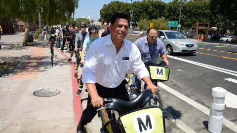 El concejal José Huizar inaguró los carriles protegidos para ciclistas en el centro de la ciudad. (Betsy Anna, Ciudad de Los Ángeles/fotos).