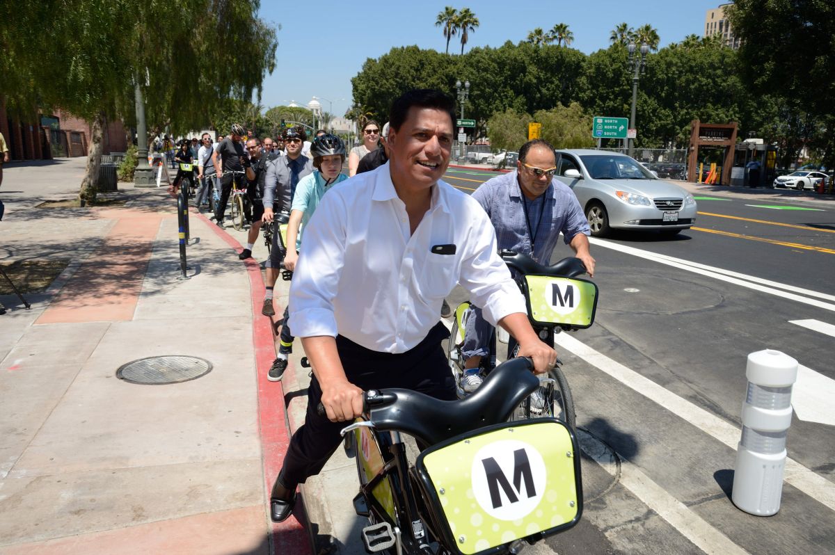 El concejal José Huizar inaguró los carriles protegidos para ciclistas en el centro de la ciudad. 