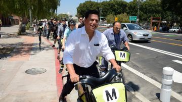 El concejal José Huizar inaguró los carriles protegidos para ciclistas en el centro de la ciudad. (Betsy Anna, Ciudad de Los Ángeles/fotos).