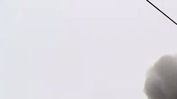 Una columna de humo salia del almacen. /KTLA