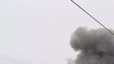 Una columna de humo salia del almacen. /KTLA