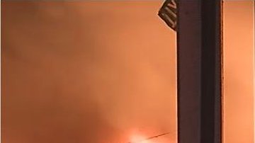Bomberos luchan contra las llamas. /CORTESIA DEL DEPARTAMENTO DEL SHERIFF