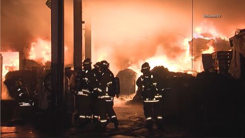 Bomberos luchan contra las llamas. /CORTESIA DEL DEPARTAMENTO DEL SHERIFF