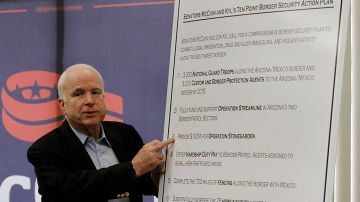 McCain en una foto de 2010 cuando hacía campaña con un plan de reforzamiento fronterizo para impedir la entrada de narcotraficantes y de indocumentados.