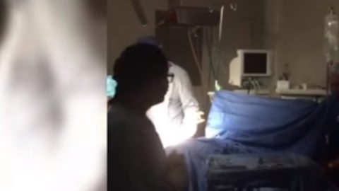 Un médico publicó en redes sociales un video donde se aprecia cómo una cirugía fue interrumpida por una falla en la toma de energía.