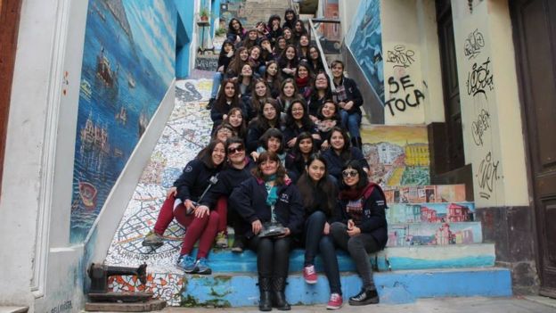 La profesora junto a su curso en una visita a Valparaíso.
