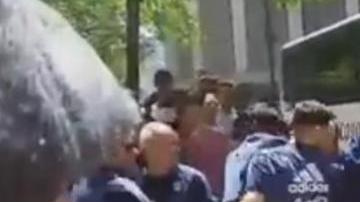 Un momento incómodo para el futbolista y para la fanática. Messi ni se inmutó.