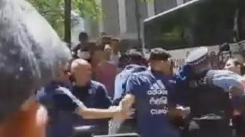 Un momento incómodo para el futbolista y para la fanática. Messi ni se inmutó.