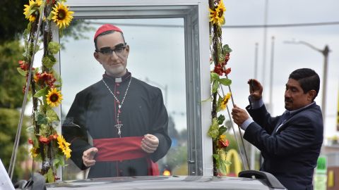 Jaime Recinos, alcalde de Cuscatancingo (El Salvador) y miembro del Consejo Romerista Intersectorial El Salvador (CRIES) toma fotografías a la figura de Monseñor Oscar Romero en su camino hasta la iglesia Episcopal Trinity por la calle Melrose en Los Ángeles. /EFE
