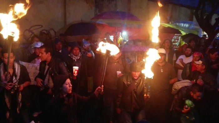 Maestros marchan en Paseo de la Reforma contra el asesinato de maestros.