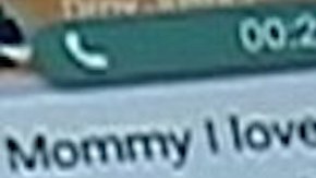 "Mami, te amo", dice el primer mensaje seguido de "Están disparando en el club". Mina Justice preguntó, "¿Estas bien?" y su hijo respondió: "Atrapado en el baño".