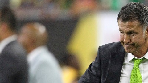 Juan Carlos Osorio reacciona durante el partido que México perdió 7-0 ante Chile.