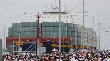 El buque Cosco Shipping Panamá realiza el tránsito inaugural por la esclusa de Agua Clara en el Canal de Panamá