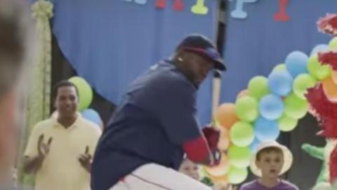 David Ortiz le da con todo a las... ¡piñatas!