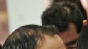 Keiko Fujimori con su esposo, Mark Vito Villanella a la izquierda, y Kenji Fujimori a la derecha. Pese a que su padre, ALberto, está preso, los hermanos tienen una alta popularidad.