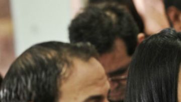Keiko Fujimori con su esposo, Mark Vito Villanella a la izquierda, y Kenji Fujimori a la derecha. Pese a que su padre, ALberto, está preso, los hermanos tienen una alta popularidad.