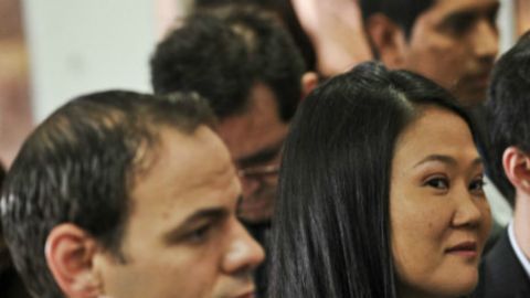 Keiko Fujimori con su esposo, Mark Vito Villanella a la izquierda, y Kenji Fujimori a la derecha. Pese a que su padre, ALberto, está preso, los hermanos tienen una alta popularidad.