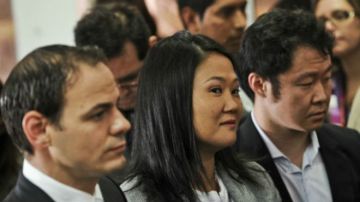 Keiko Fujimori con su esposo, Mark Vito Villanella a la izquierda, y Kenji Fujimori a la derecha. Pese a que su padre, ALberto, está preso, los hermanos tienen una alta popularidad.