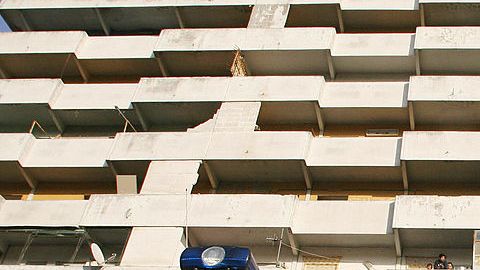 La policía napolitana realiza un operativo en uno de los barrios de la ciudad.