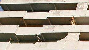 La policía napolitana realiza un operativo en uno de los barrios de la ciudad.