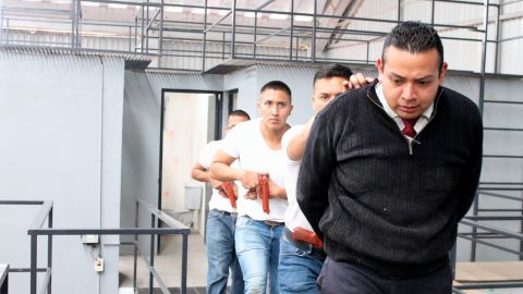 Estudiantes simulan una detención y conducción de presuntos responsables.