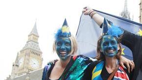 Algunos británicos protestan la decisión de la mayoría de su dividido país de abandonar la UE./Efe