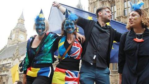 Algunos británicos protestan la decisión de la mayoría de su dividido país de abandonar la UE./Efe