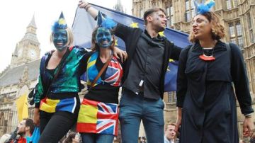 Algunos británicos protestan la decisión de la mayoría de su dividido país de abandonar la UE./Efe