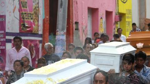 Cientos de personas participaron este lunes en el funeral de los 11 miembros de la familia Sánchez Hernández asesinados.