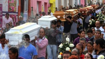 Cientos de personas participaron este lunes en el funeral de los 11 miembros de la familia Sánchez Hernández asesinados.