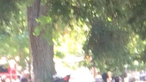 Los socorristas atienden a los heridos.