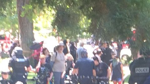 Los socorristas atienden a los heridos.