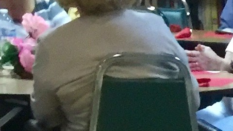 Muchos adultos mayores se han refugiado en los centros que ofrecen servicios para ancianos como St. Barnabas para refrescarse. (Araceli Martínez/La Opinión).