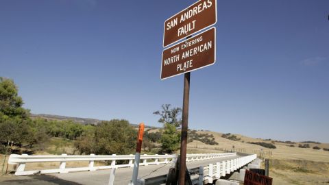 La falla de San Andrés está compuesta de una serie de placas tectónicas que recorren 800 millas a lo largo de California.