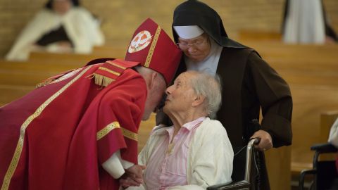 David O’Connell, obispo auxiliar de la región pastoral San Gabriel de la Arquidiócesis de Los Ángeles, saluda a una de las residentes del hogar de cuidado de ancianos Santa Teresita, en Duarte, después de oficiar una misa para iniciar el Novenario de Vida, para los ancianos, discapacitados y moribundos.