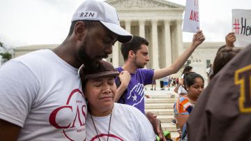 Rosario Reyes, una madre indocumentada de El Salvador, reacciona con tristeza a las noticias de hoy frente a la Corte Suprema en Washington D.C.